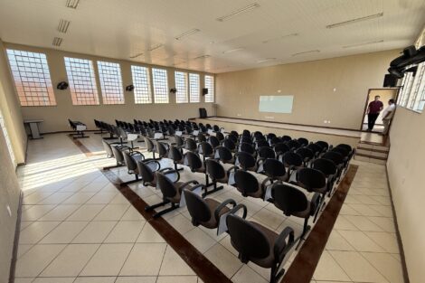 Auditório amplo com cadeiras e palco