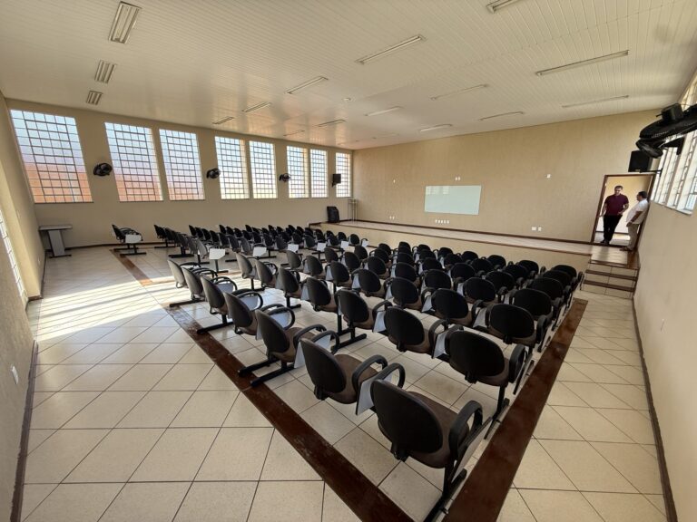 Auditório amplo com cadeiras e palco