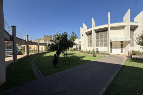 Capela vista do jardim, com caminho e gramado