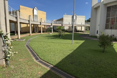 Jardim gramado entre os pavilhões e as passarelas